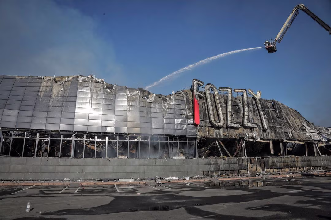 Рятувальники працюють на місці торгового центру, зруйнованого під час російського військового удару на тлі нападу Росії на Україну, в Одесі, Україна, 14 серпня 2023.